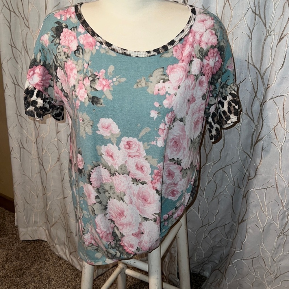 🛍️Floral print with leopard print ruffles on sleeves and collar.